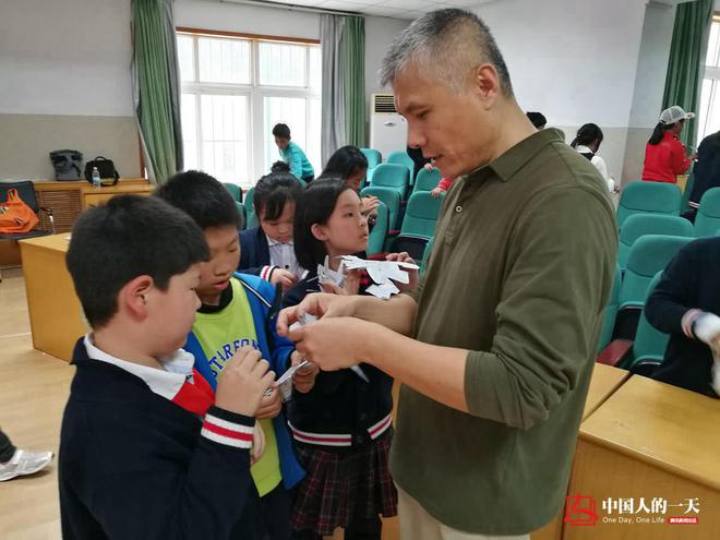 帅大叔折永不落地的纸飞机 自称世界最大“飞机制造商”(图9)