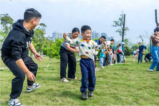 开云官网最新：爱在春天 乐在自然 宜宾市南溪区蜀粤幼儿园开展亲子踏春欢乐汇活动(图2)