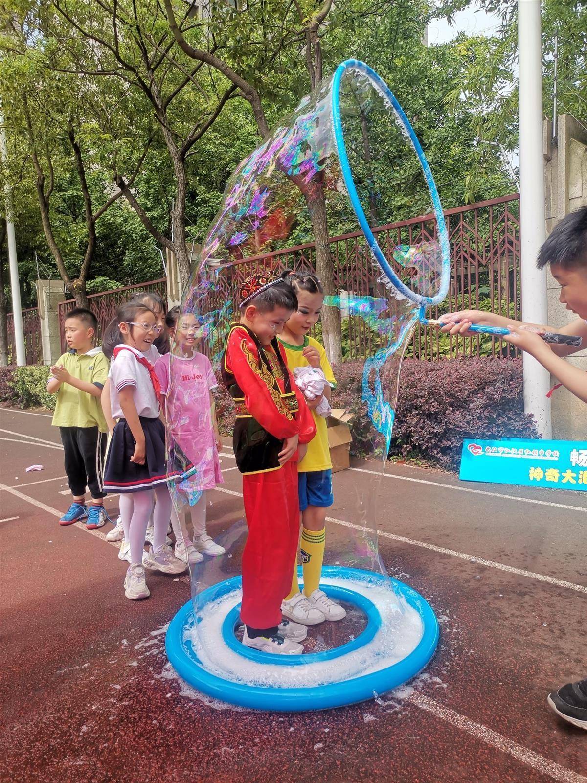 开云官网首页：科技感十足！武汉小学生在科技节自制科学实验(图5)