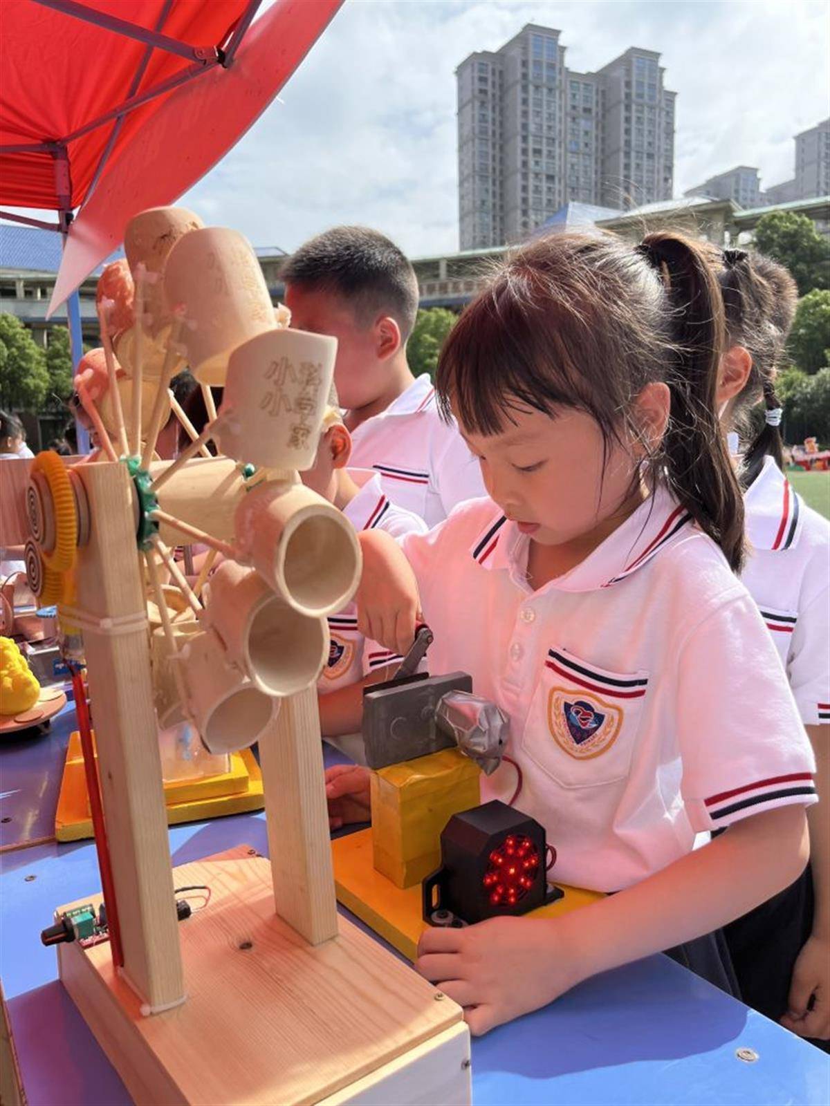 开云官网首页：科技感十足！武汉小学生在科技节自制科学实验(图6)