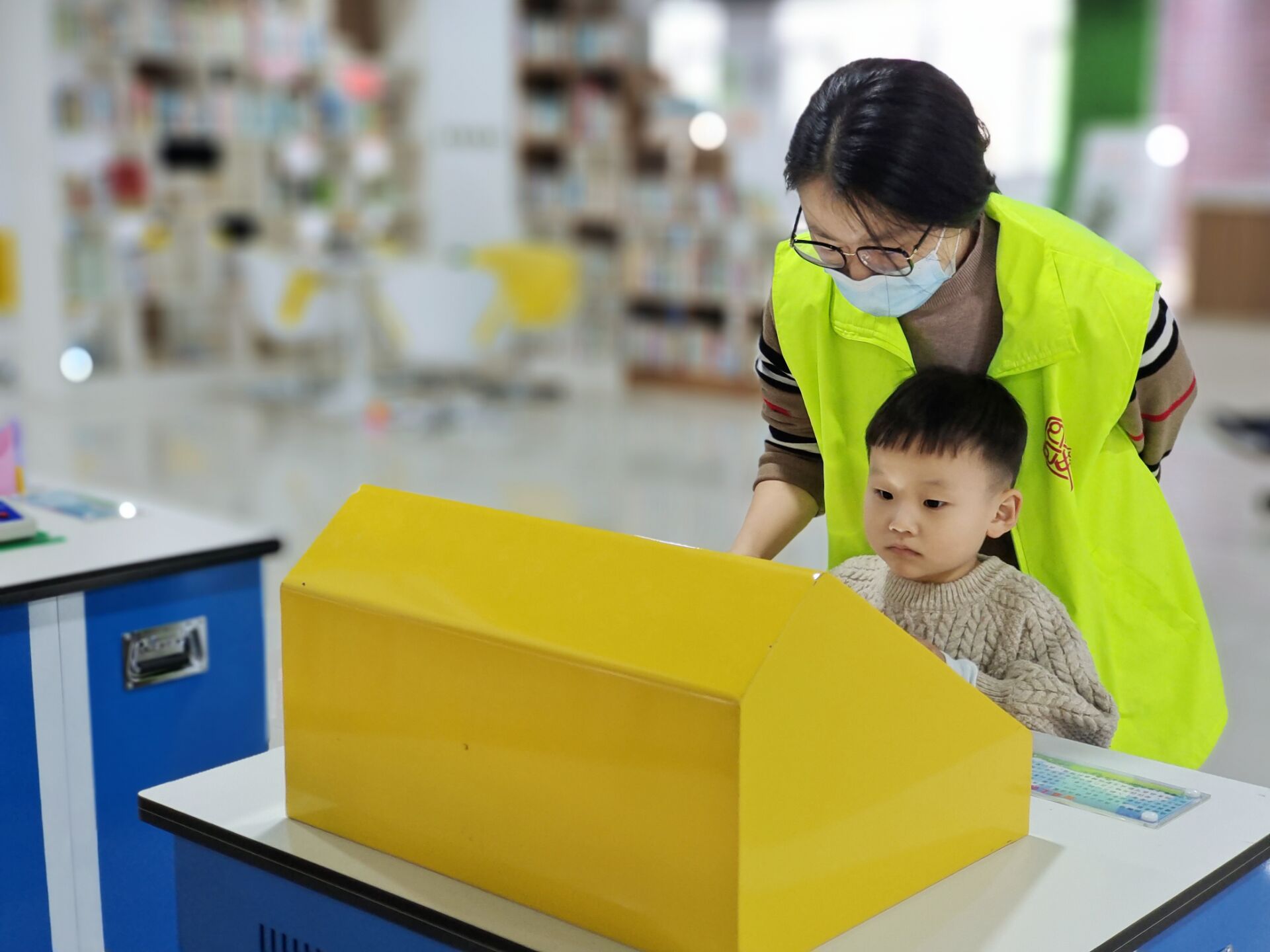 太乙飞猪静电发光……寿光圣城小学学生爱上科技小实验(图4)