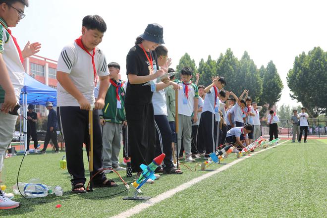 鸡蛋保卫战 空气炮 水火箭……孩子们这样玩转科技节(图2)